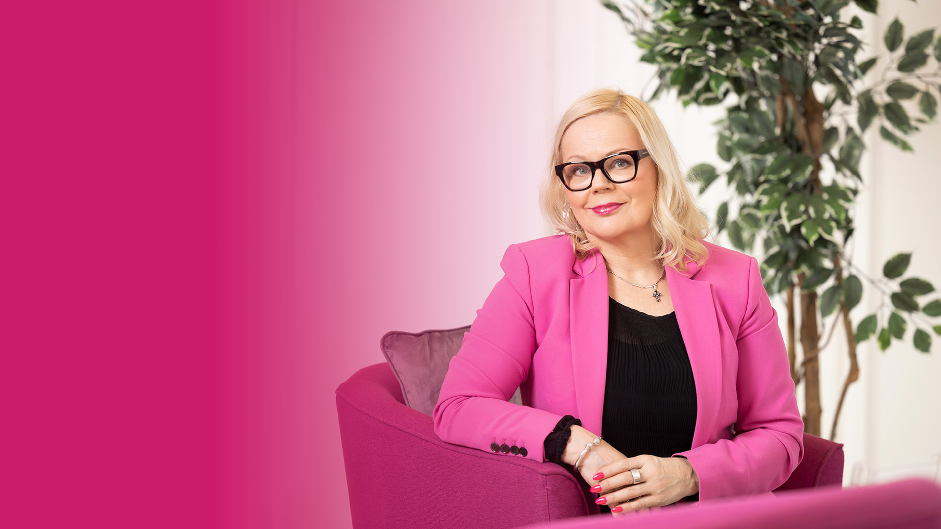 Norcallin toimitusjohtaja työpöydän ääressä